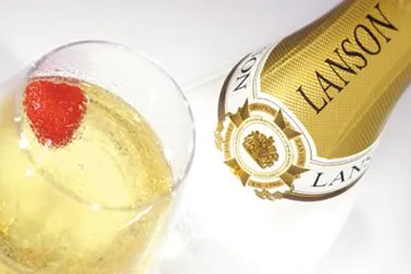 Sommerhochzeit in Weiß – besiegelt mit Lanson White Label Sec Bild: Sommerhochzeit in Weiß – besiegelt mit Lanson White Label Sec