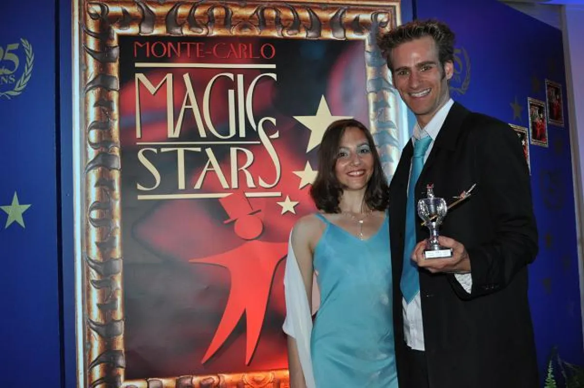 Julius Frack & Cindy mit der von Fürst Albert überreichten Trophäe