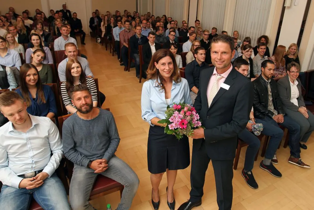 Begrüßung der Erstsemester durch Prof  Dr  Tina Nehlsen-Pein und Geschäftsleiter Dr  Marc Förster (c