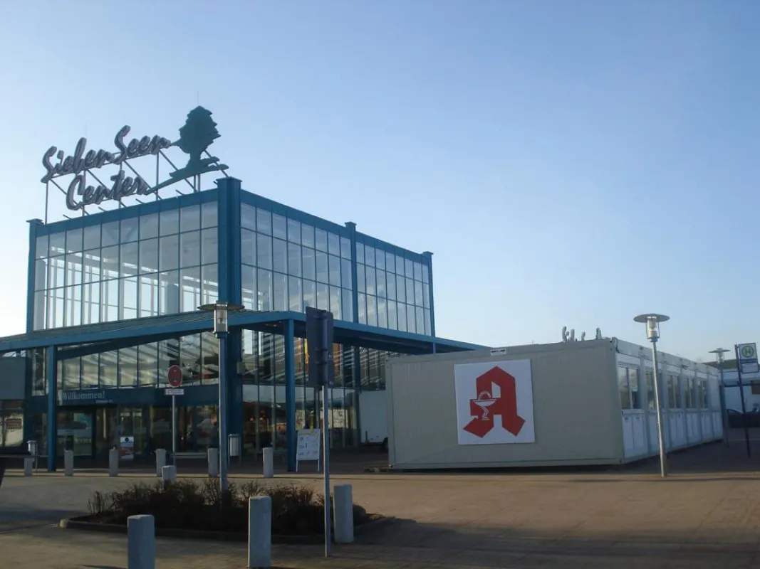 Die Löwenapotheke in Schwerin befindet sich während Umbauarbeiten in einer ELA-Mobilraumlösung.