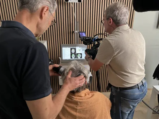 Bild: TV-Tipp zu neuer Alzheimer-Therapie: Fernseh-Reportage zur Transkraniellen Pulsstimulation (TPS)
