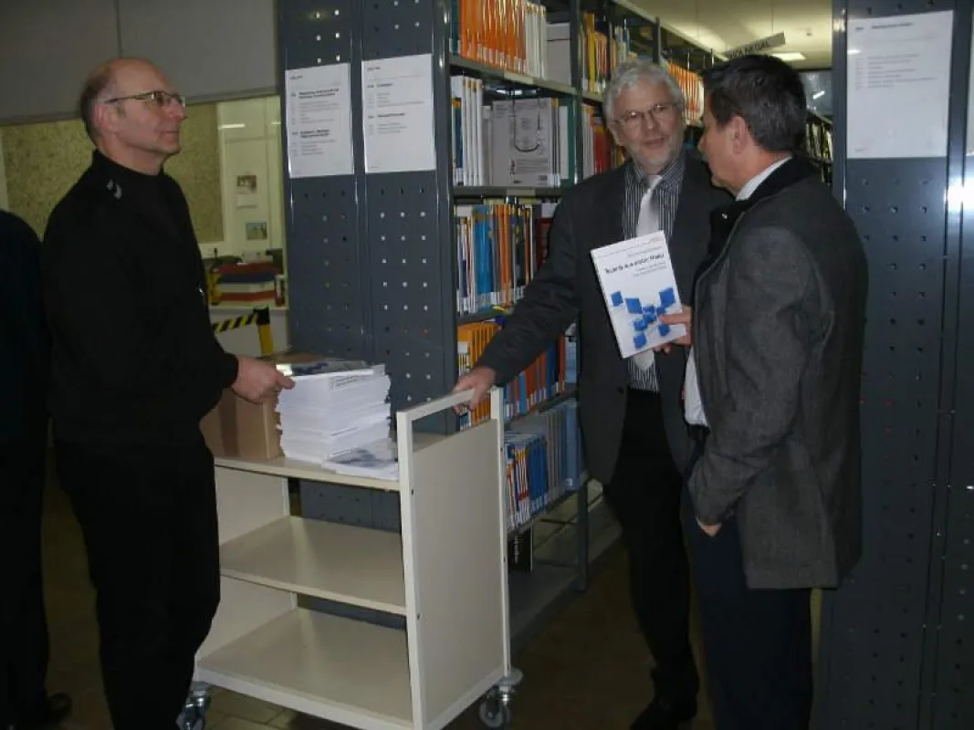 Übergabe in der Bibliothek: Helmut Riffel, Dietrich Homburg und Edmund H. Zirra (v.l.n.r.) diskutieren über das Fachbuch.