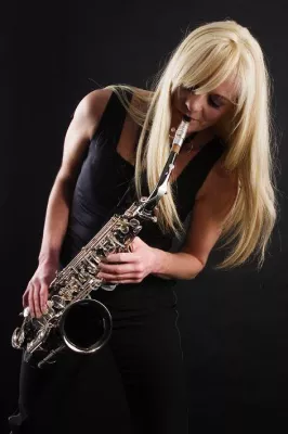 Bild: Saxophonistin Kathrin Eipert groovt für Brehnaer Kloster-Kirche