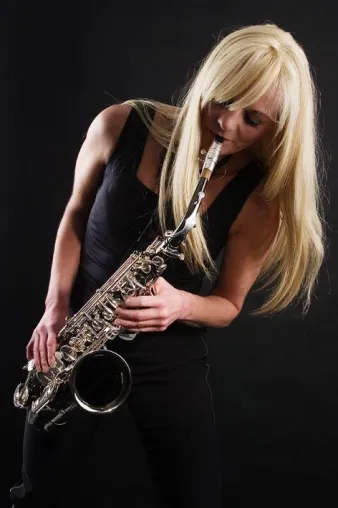 Bild: Saxophonistin Kathrin Eipert groovt für Brehnaer Kloster-Kirche