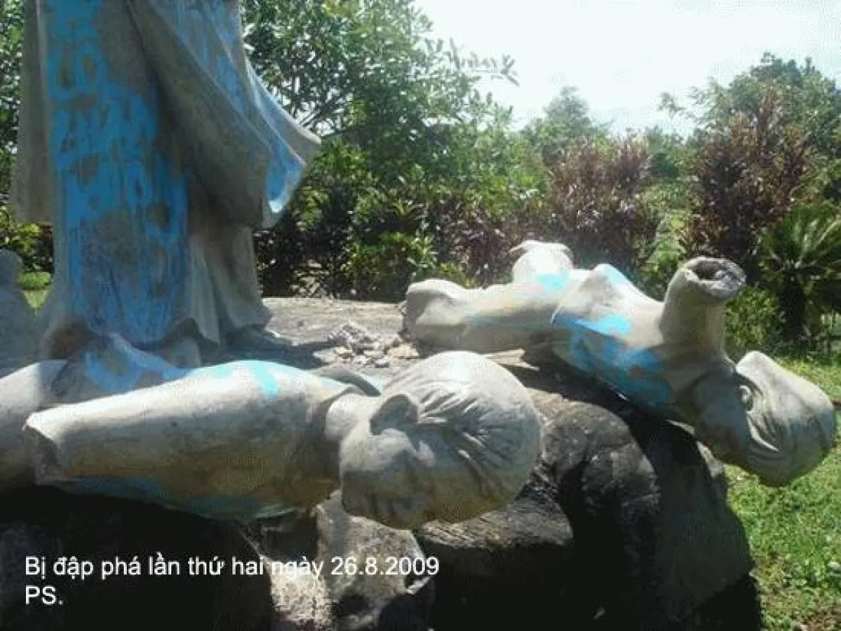 Eine Gedenkstätte für Mütter. Diese Statue wurde in Batnha nach dem Büchlein ?eine Rose für dich? von Zen-Meister Thich Nhat Hanh errichtet.