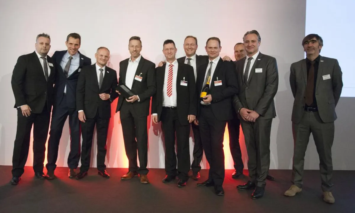 Thomas Passlack, Paul Kaiser (4./5.v.li.), Thomas Blanke (4.v.re.) von Avanis mit dem Fortinet-Team.