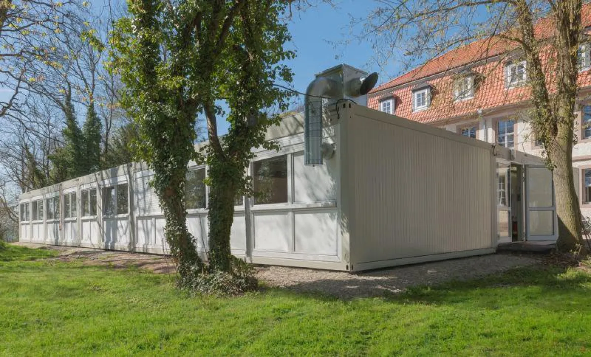 Die ELA Anlage fügt sich harmonisch in das Gelände der Klinik ein.