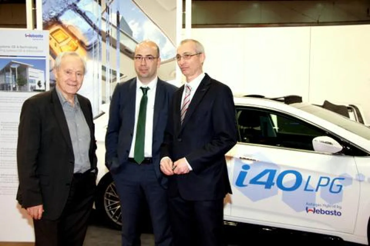 Köbi Kuhn informiert sich auf dem Webasto-Stand über Autogas.