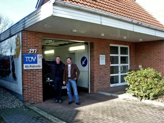 Bild: Seit dem 1. Januar sind wir „blau“: Das Willicher Ingenieurbüro Hüsges Hagen wechselte zum TÜV Süd Autopartner