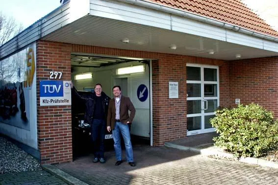 Bild: Seit dem 1. Januar sind wir „blau“: Das Willicher Ingenieurbüro Hüsges Hagen wechselte zum TÜV Süd Autopartner