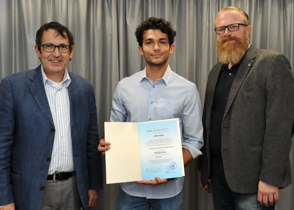 Jim Issa bei der Übergabeg der Urkunde mit Prof. Dr. Stefan Zimmer (l.) und UW/H-Vizepräsident Jan Ehlers (UW/H)