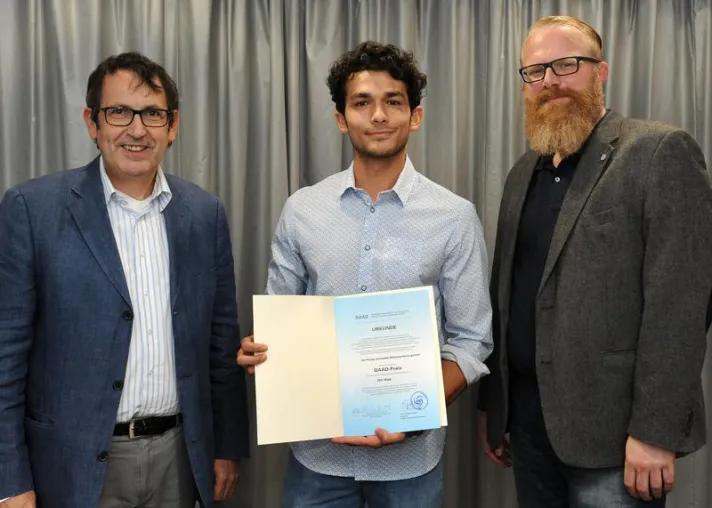 Bild: Jim Issa erhält den DAAD-Preis als bester ausländischer Studierender an der Uni Witten/Herdecke