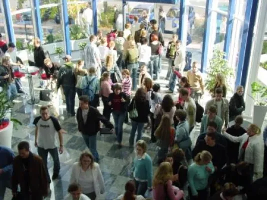 Wer studiert, muss auch feiern Bild: Wer studiert, muss auch feiern