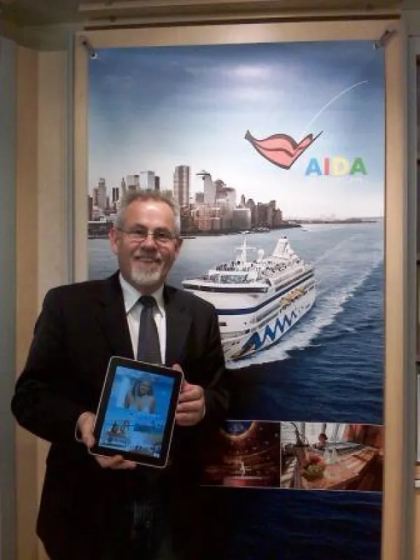 Klaus-Dieter Möller vom Neckermann Reisebüro aus Stade mit seinem neuen AIDA iPad. ©AIDA Cruises