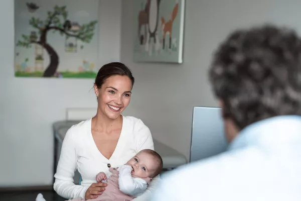 Bild: Was für die U1 bis U7-Untersuchungen wichtig ist: Eltern sollten sich über zusätzliche Impfungen informieren