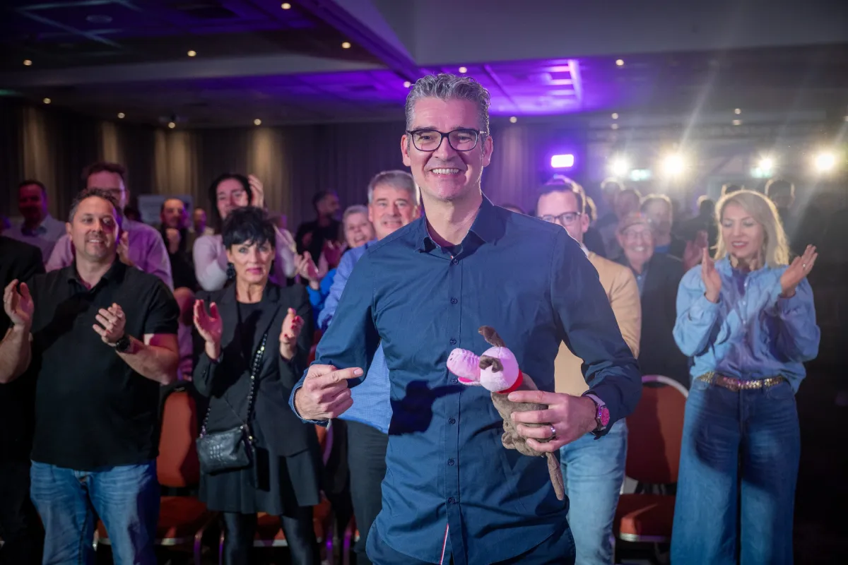 Dr. Christoph Ramcke auf der Bühne des Internationalen Speaker Slam (Foto: Justin Bockey)