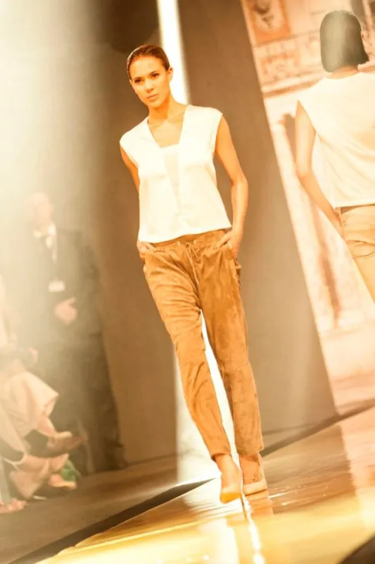 Model präsentiert Thomas Rath Trousers FS2015 auf dem Laufsteg