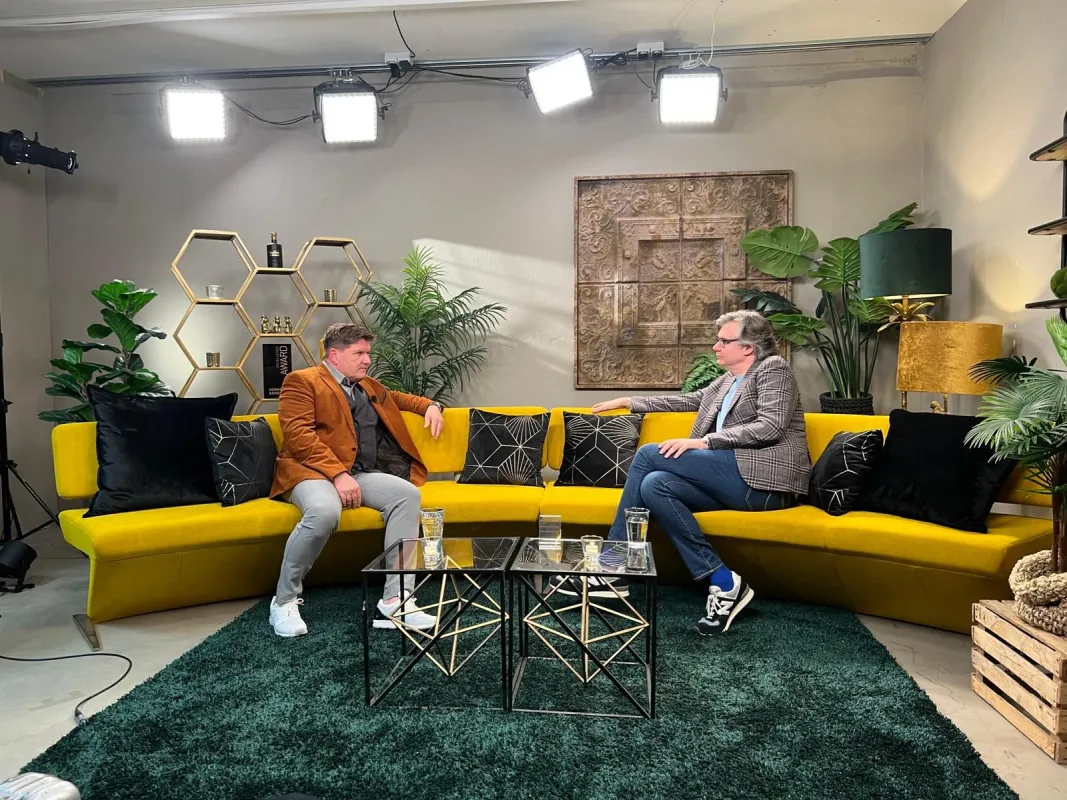 Michael Mühlmann, Hermann Scherer und die berühmte gelbe Couch (© Michael Mühlmann )