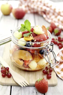 Bunt gemischt, frisch aufgetischt: Obstsalat macht Sommertage saftig süß Bild: Bunt gemischt, frisch aufgetischt: Obstsalat macht Sommertage saftig süß