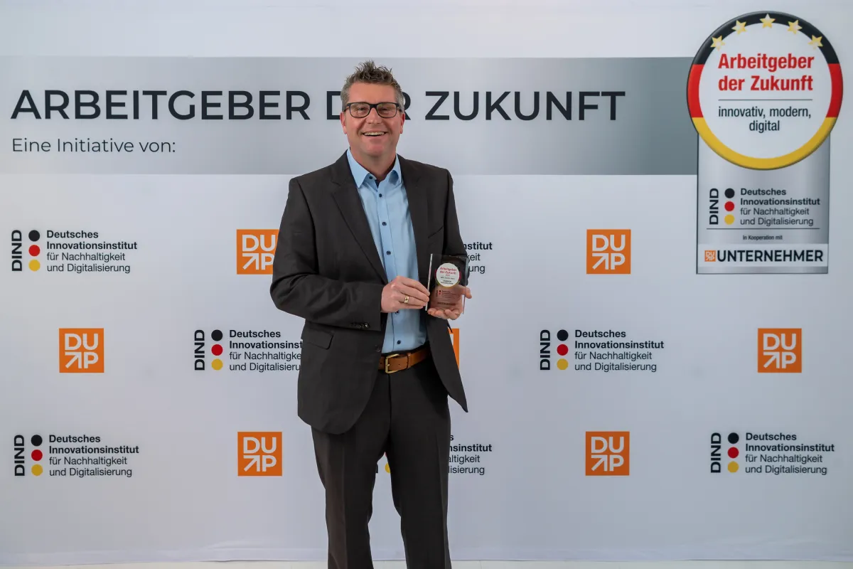 Oliver Stolle nimmt den Preis Arbeitgeber der Zukunft für die KAMMACHI entgegen