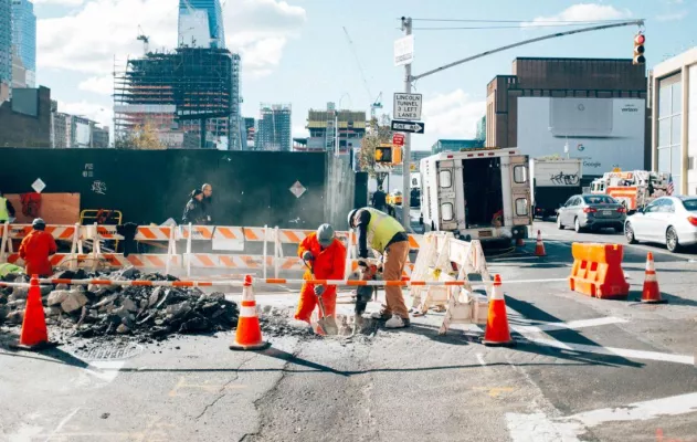 Bild: Arbeiten im Freien – Gefährdung durch natürliche Sonnenstrahlung