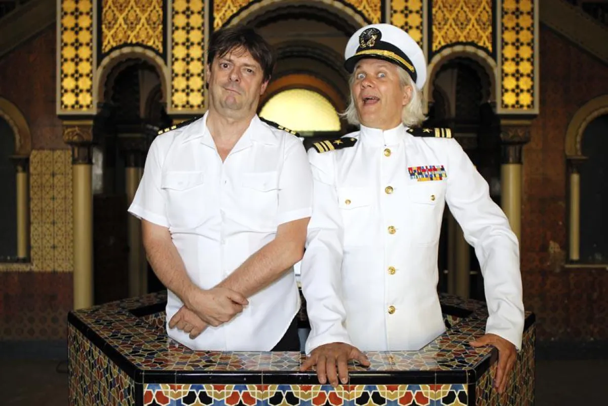 Komödiant Fabien Kachev erkundet begleitet von Kapitän Alf Mahlo das Stadtbad. (Foto: Stefan Hoyer)