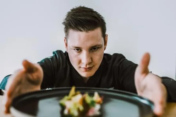 Bild: Jung, frech und ehrgeizig am Herd