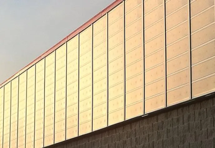 Bild: Solar-Luftkollektoren für Hallenheizung