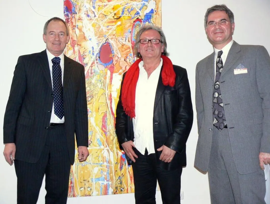 Priv. Doz. Dr. Milorad Susa, Leiter des neuen Diagnostikzentrum Ulm, mit dem Künstler Rudi Fielitz und dem Praxisnachbarn Dr. Friedrich Gagsteiger (von rechts) . Foto: up
