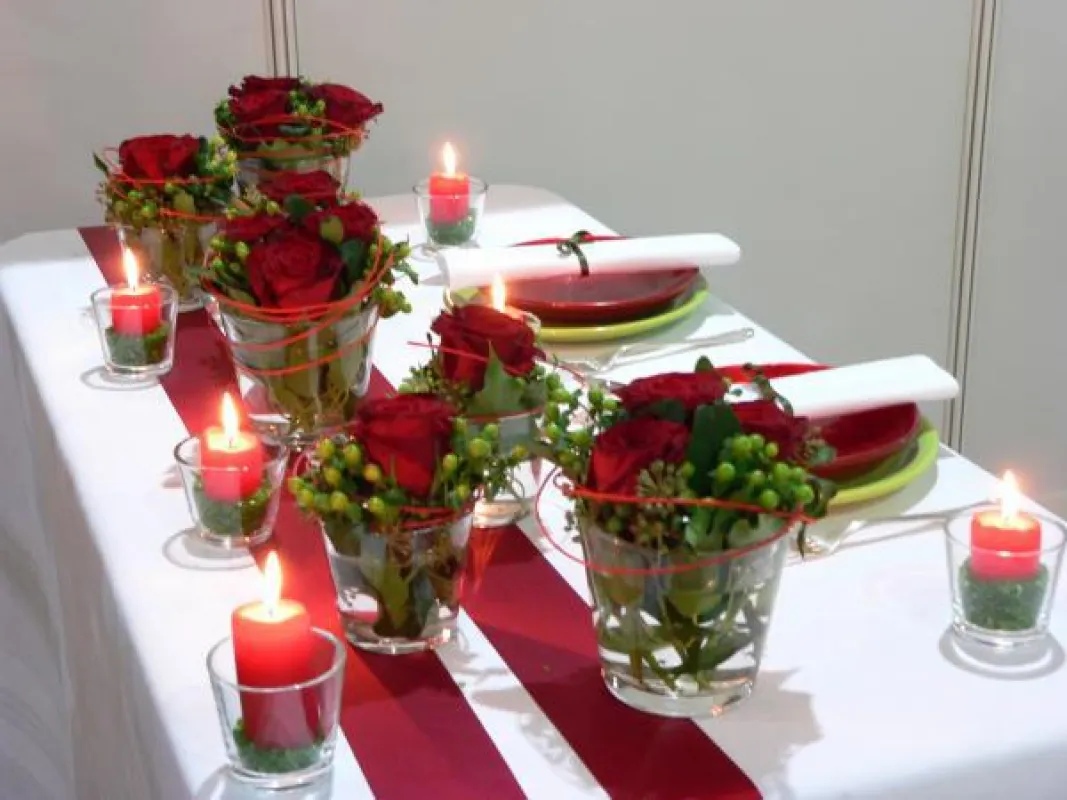 Rote Rosen symbolisieren die Liebe und verzaubern Ihre(n) Liebste(n).Besonders schön: farblich angestimmtes Porzellan und Stumpenkerzen. Fotovermerk: Gütegemeinschaft Kerzen