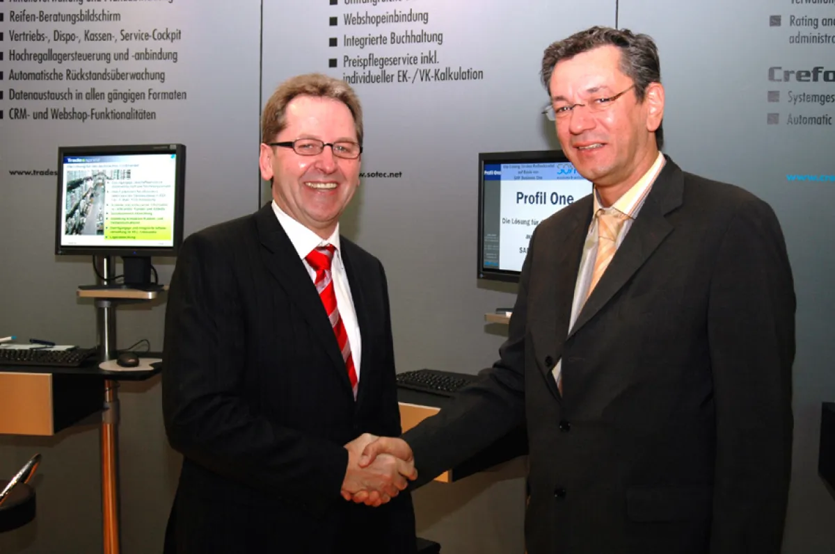 Frank Bielefeld, Leiter Geschäftsbereich Lösungen bei SOTEC, und Karl-Heinrich Hilbert, Leiter Vertrieb command ag (Geschäftsbereich SAP) auf der CeBIT