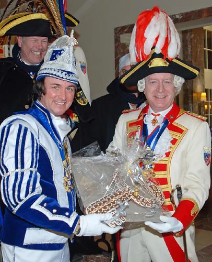 Begeistert nahm Prinz Rainer I (l.) den Schlüssel von Hoteldirektor Walter Hubel (r.) entgegen