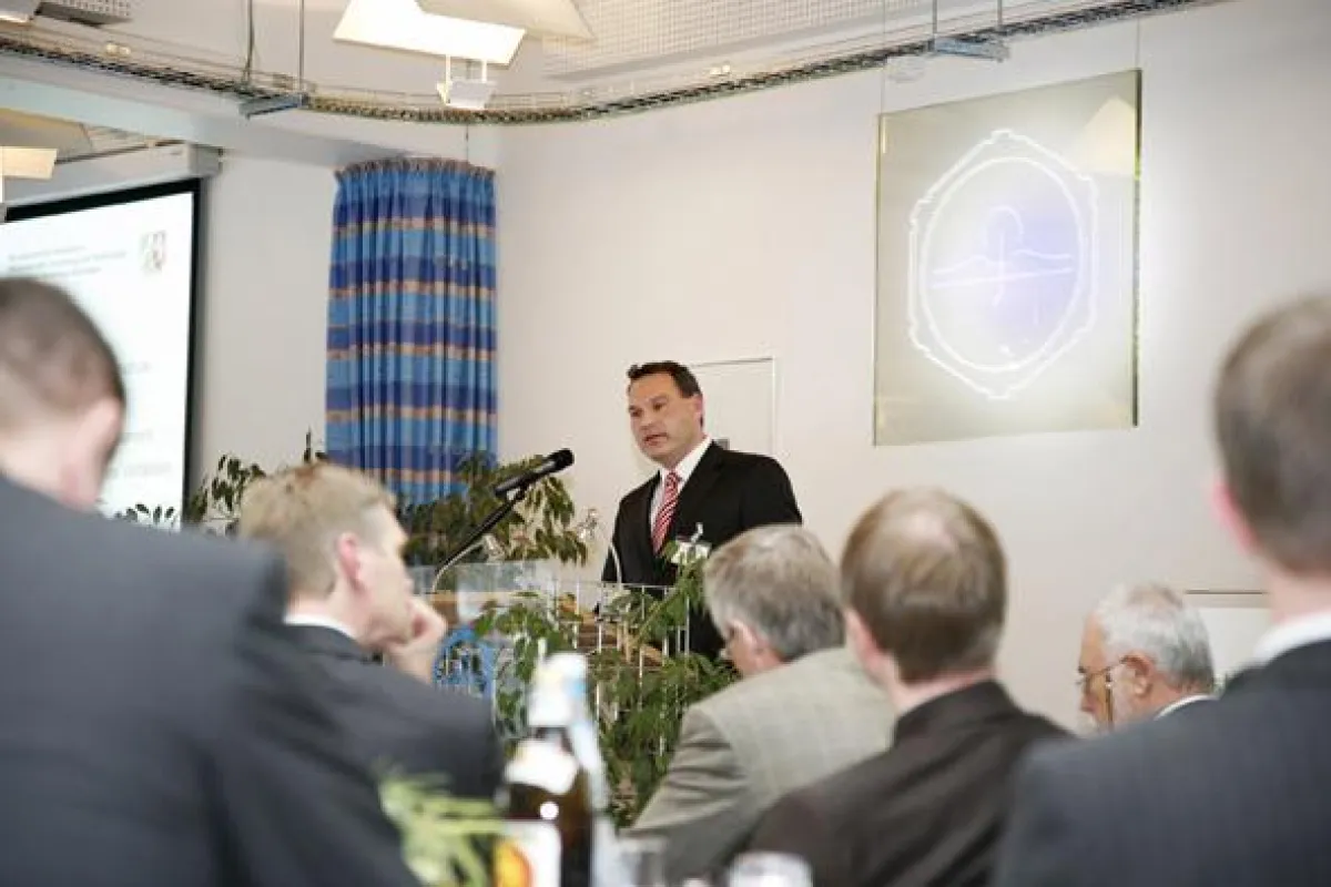 Dr. Walther Pelzer vom NRW-Innovationsministerium bei der Auftaktveranstaltung von
