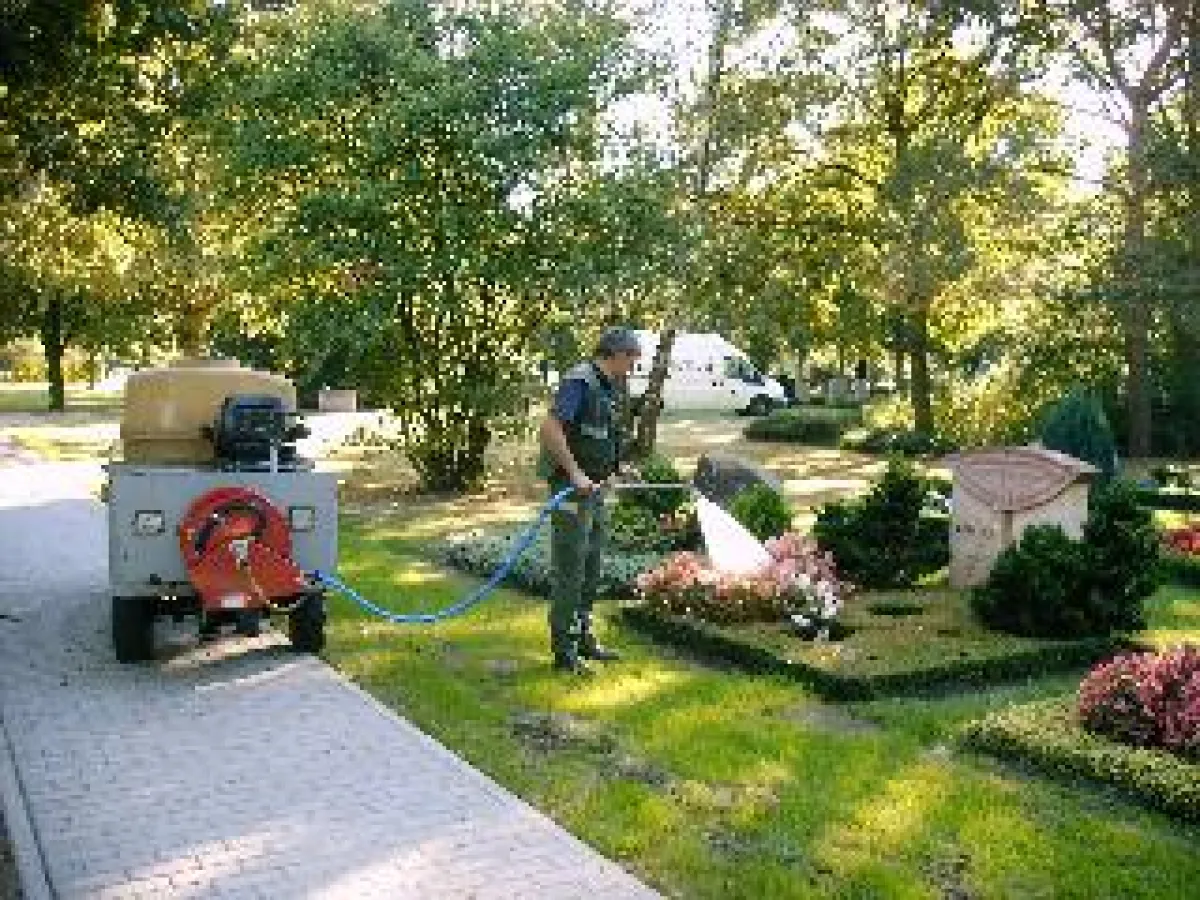 Der Gießservice ist fester Bestandteil der Dauergrabpflege durch den Friedhofsgärtner. Diese beraten die Angehörigen auch bei der individuellen Gestaltung des Beets und bei der Auswahl der Blumen und