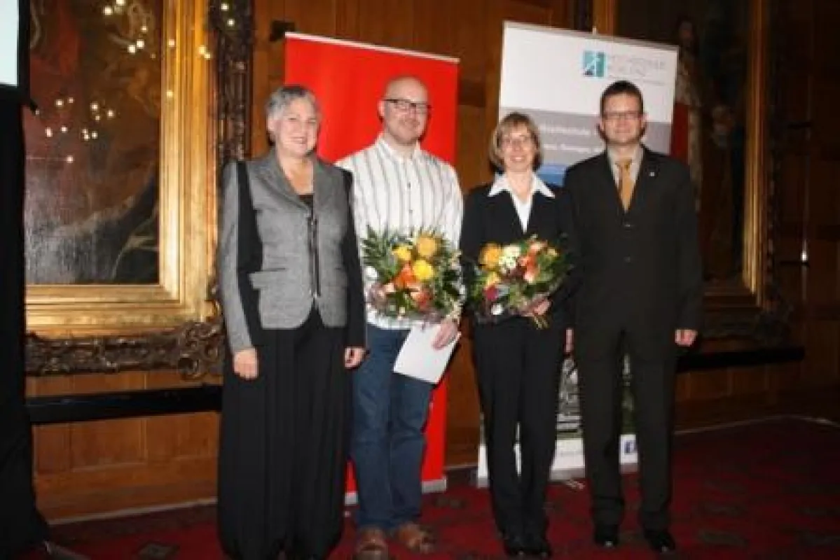 Hochschulpreisträger mit betreuender Professorin (li) und Prof. Haderlein, Leiter der ZFH (re)