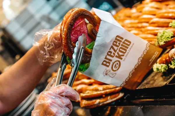 Bild: Brezen Kolb: Wiedereröffnung mit 10-Cent-Butterbrezen und FCN-Autogrammstunde