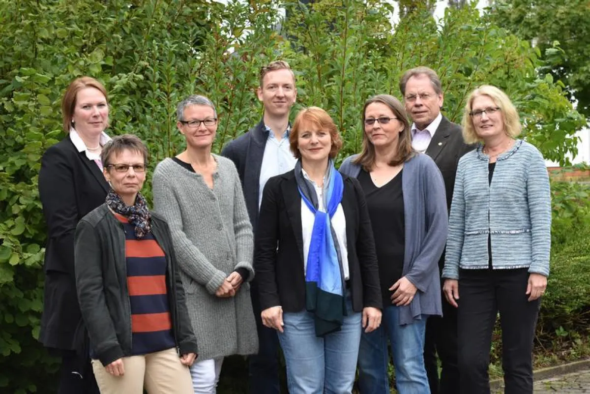 Prof. Dr. Verena Begemann (Mitte) zusammen mit den beteiligten Partnern sowie Dekanin Prof. Dr. Dörte Detert (3.v.l.) (Urheber: HsH/Jörg Sambleben)