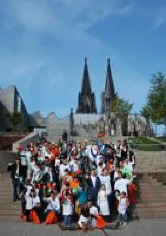 Bild: Earth Guest Day 2011: Mitarbeiter von Accor ließen die Kölner Rheinpromenade wieder strahlen