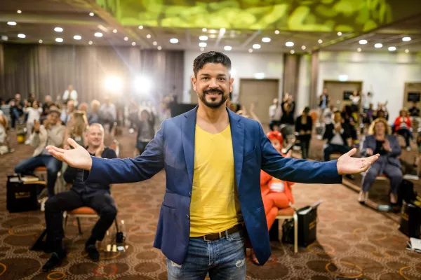 Zweifacher SpeakerSlam Weltrekordhalter ruft zum „Mut zu Neuem“ auf! Bild: Zweifacher SpeakerSlam Weltrekordhalter ruft zum „Mut zu Neuem“ auf!