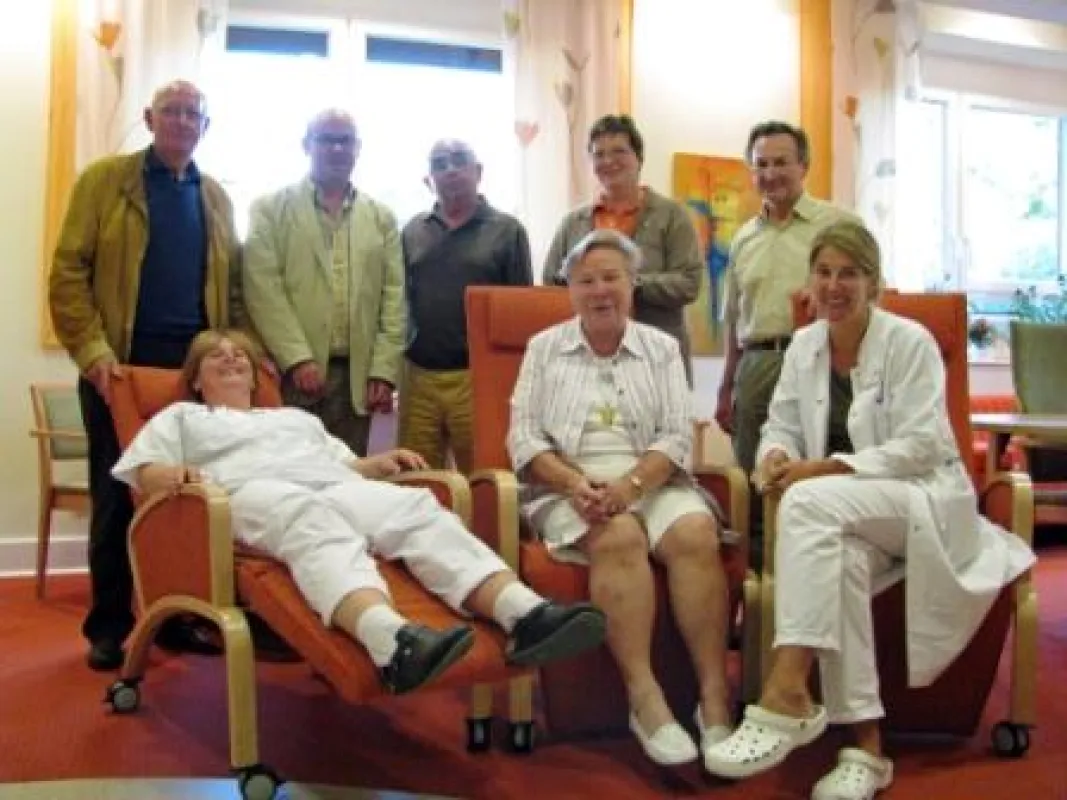 Mitarbeiter des Palliativzentrums und Vorstandsmitglieder sowie Beisitzer freuen sich über die neuen Therapiemöbel.