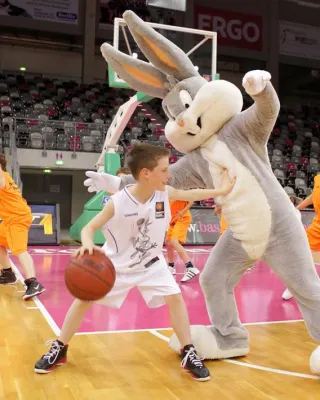 Bild: BUGS BUNNY NIMMT BEIM BEKO BBL-MINI-TURNIER IN GÖTTINGEN TEIL MEHR ALS 1.500 KINDER UND 340 SPIELE