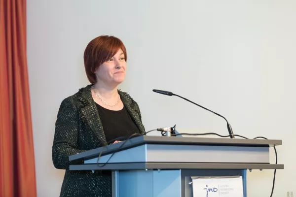 „Wir sind Jugend-Migrations-Dienst. Gemeinsam Schätze heben, jungen Menschen Chancen geben!“ Bild: „Wir sind Jugend-Migrations-Dienst. Gemeinsam Schätze heben, jungen Menschen Chancen geben!“