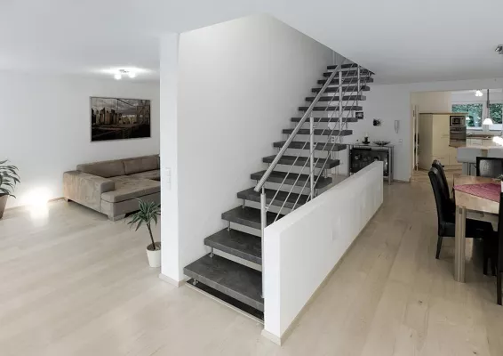 Bild: Rutschhemmende Treppenstufen – Geprüft sicheres Trittmaterial senkt das Sturz-Risiko zu Hause