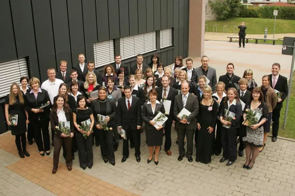 Bild: Alumni der Hochschule Harz (FH) strömen in die Welt hinaus