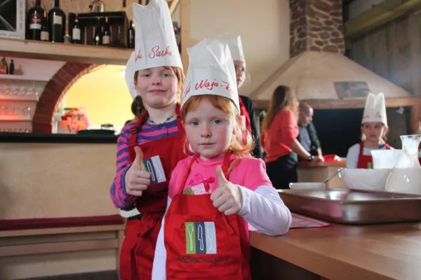 Bild: Selbstvertrauen isst gesund – Kinder kochen für ihre Eltern