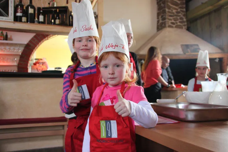 Selbstvertrauen isst gesund – Kinder kochen für ihre Eltern Bild: Selbstvertrauen isst gesund – Kinder kochen für ihre Eltern