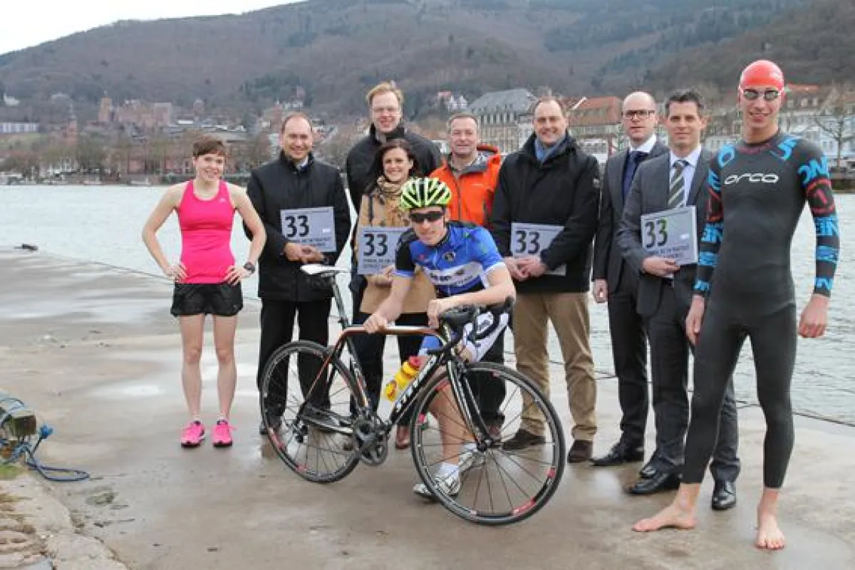 Die Rennleiter, Sponsoren und aktive Triathleten eröffneten die Anmeldung für den HeidelbergMan 2015