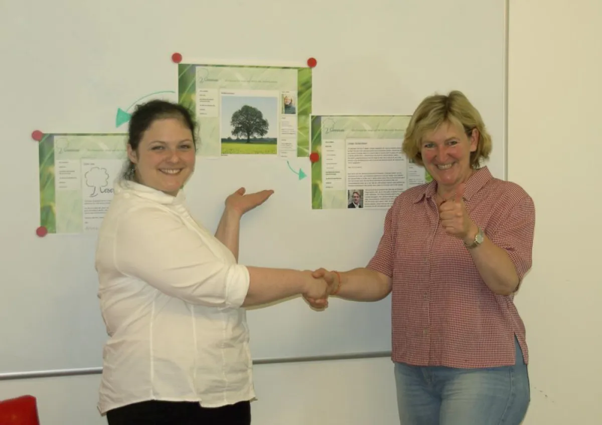 Übergabe neue Website: J. Schuster (CvH Design) und S. Tiedtke (Gründerin Lebensweg Stormarn)