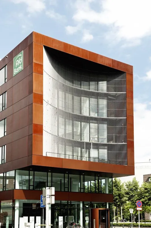 Bald noch moderner: Die Medienfassade der PSD Bank am Münsteraner Stadthafen.