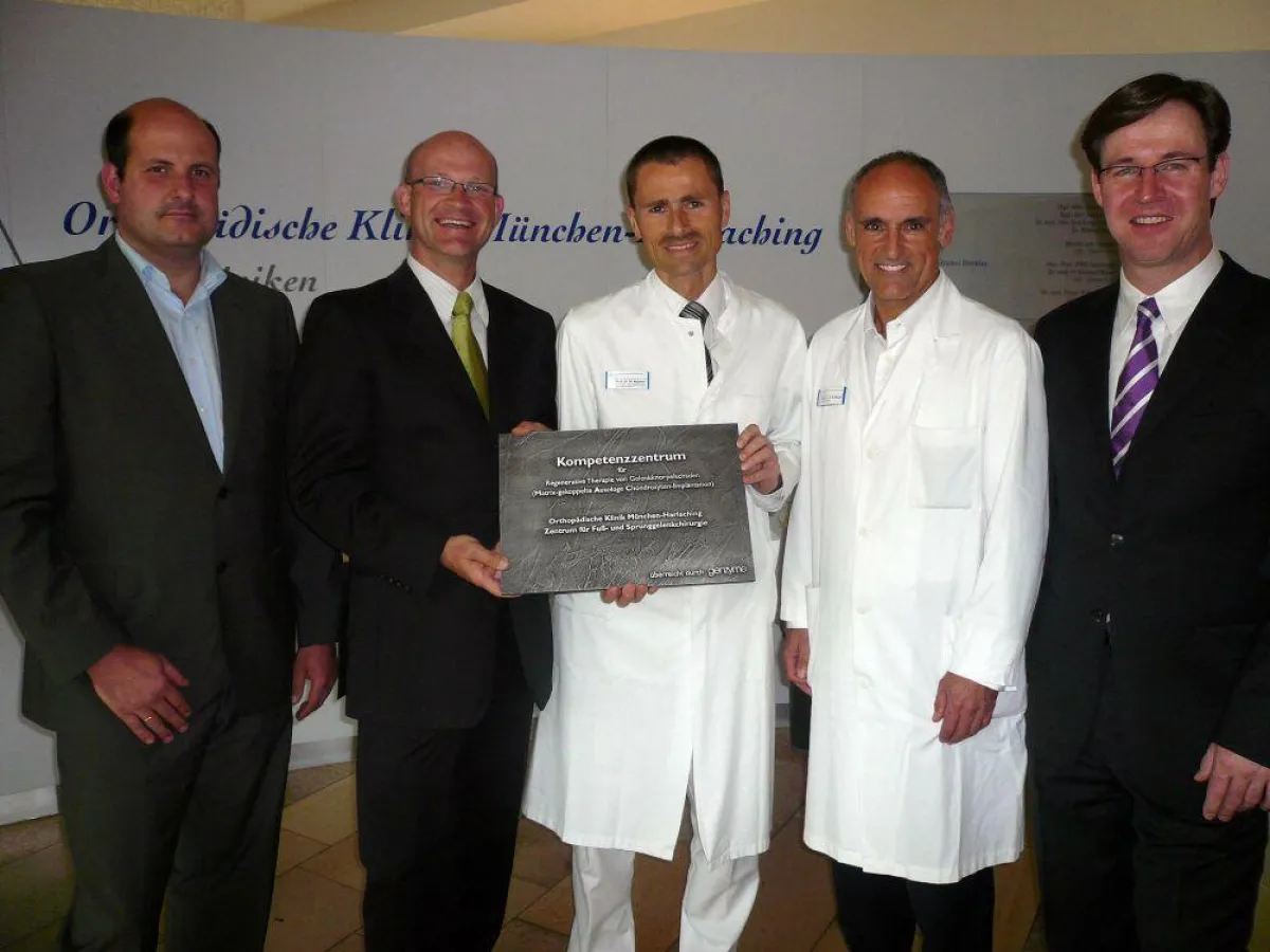 Chefarzt Prof. Dr. Markus Walther (3.v.l.) nahm die Auszeichnung stellvertretend für sein Team entgegen.